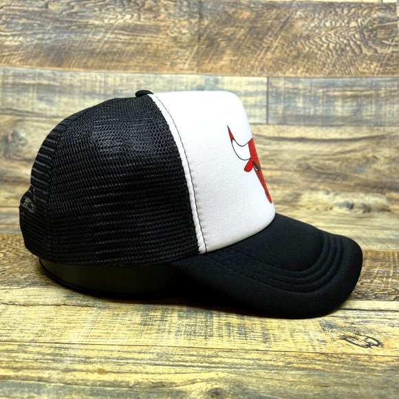 Chicago Bulls Mens Trucker Hat Black Snapback Retro Style Logo Basketball Cap - Picture 2 of 6
